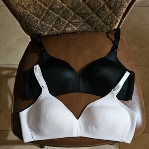 Lot Of 2 Warner's No Side Effects Underarm-Smoothing T-Shirt Wireless Bras
